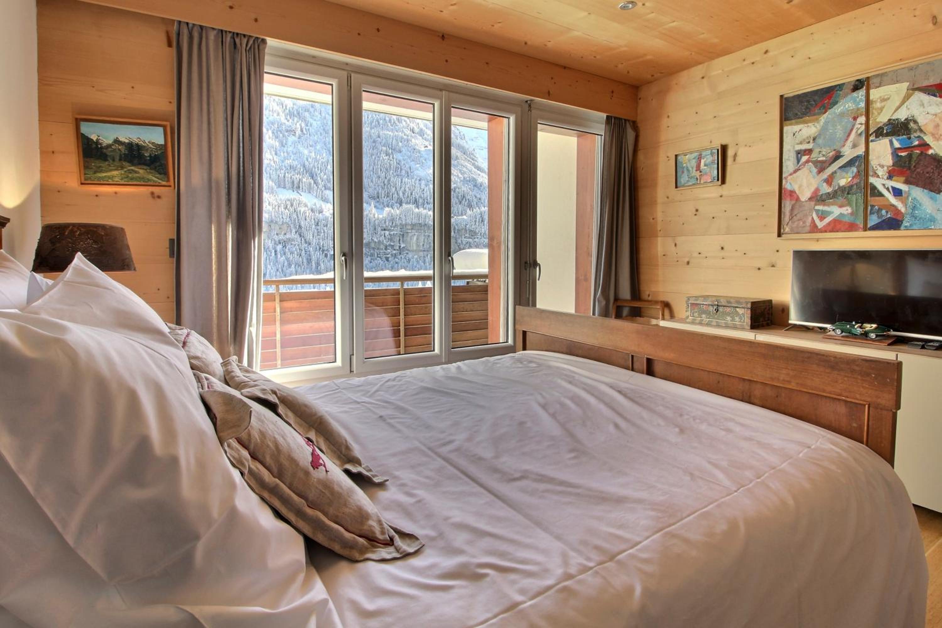 Sunny attic Central location