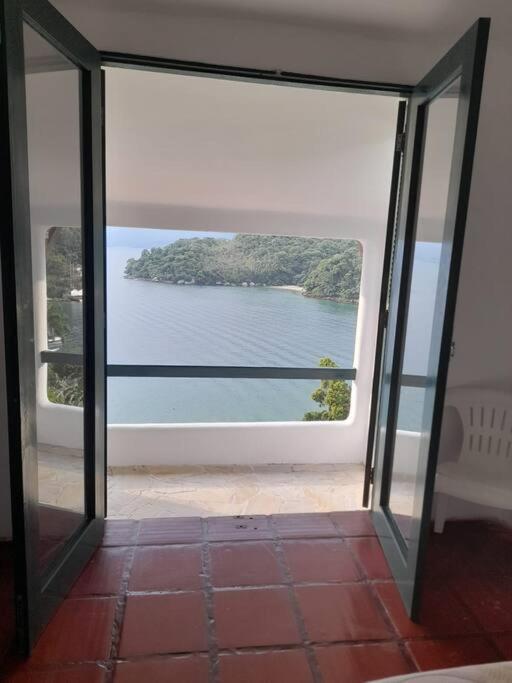 Casa Grega em Angra dos Reis com Piscina e Vista Espetacular