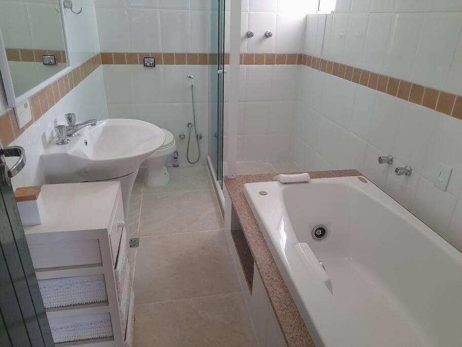 Casa Grega em Angra dos Reis com Piscina e Vista Espetacular