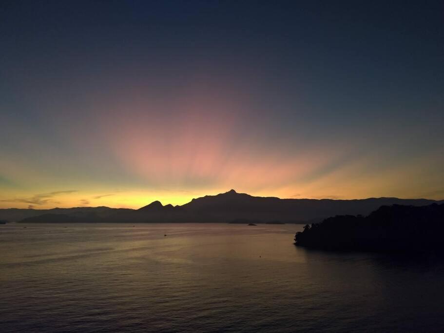 Casa Grega em Angra dos Reis com Piscina e Vista Espetacular
