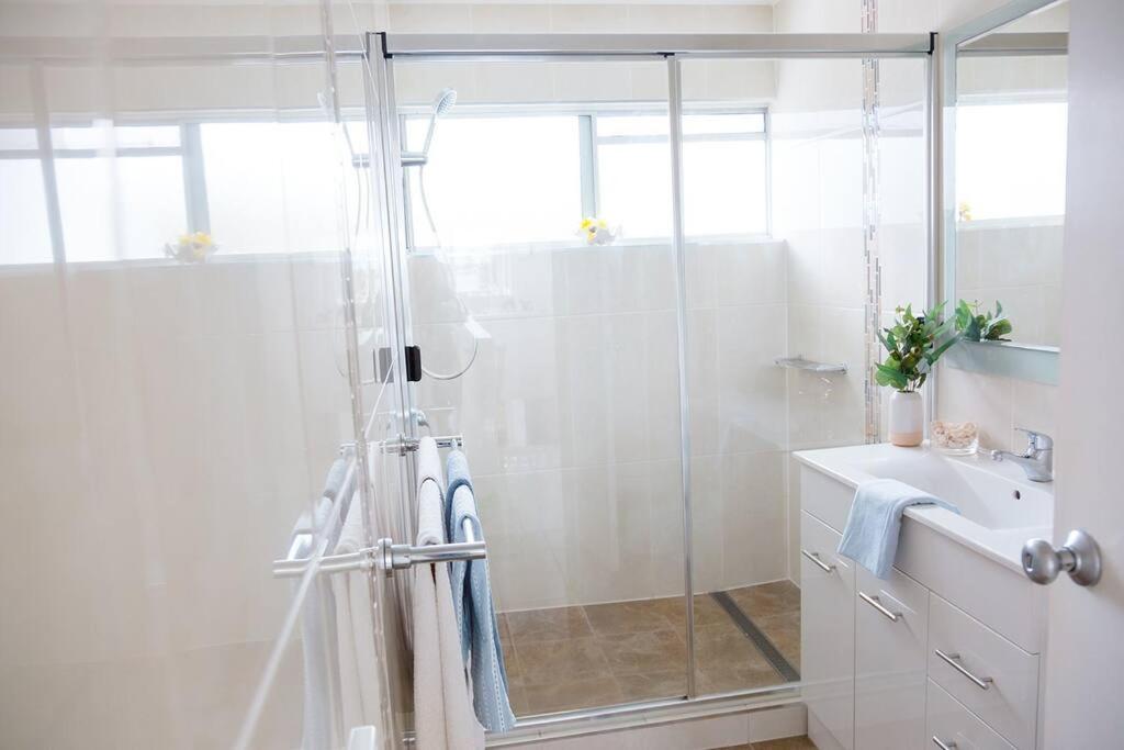 Spinnaker Waters - Entire 2 Bedroom Apartment at Sandstone Point