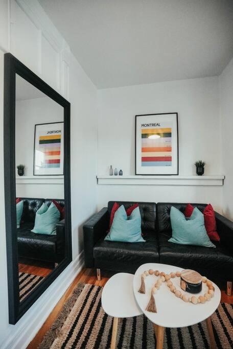 HRésidences Cozy Heritage St André Apt Mtl