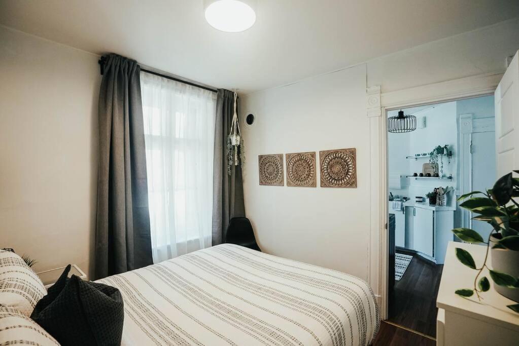 HRésidences Cozy Heritage St André Apt Mtl