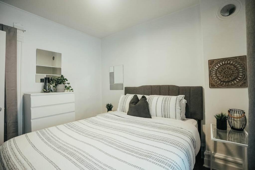 HRésidences Cozy Heritage St André Apt Mtl