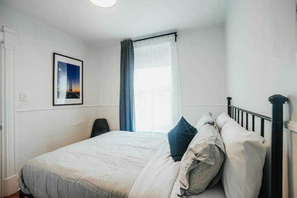 HRésidences Cozy Heritage St André Apt Mtl