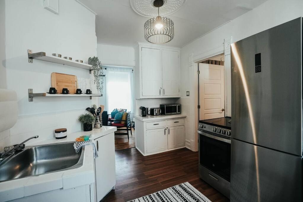 HRésidences Cozy Heritage St André Apt Mtl