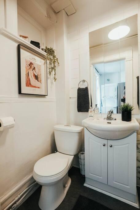 HRésidences Cozy Heritage St André Apt Mtl