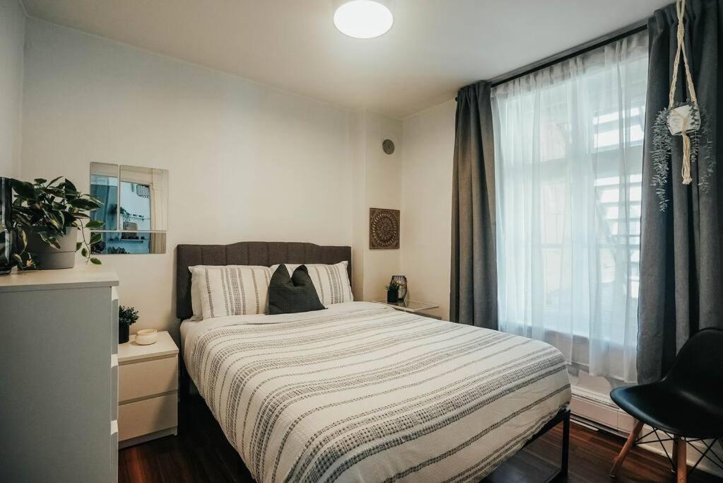 HRésidences Cozy Heritage St André Apt Mtl
