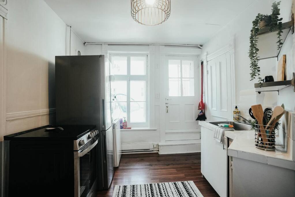 HRésidences Cozy Heritage St André Apt Mtl