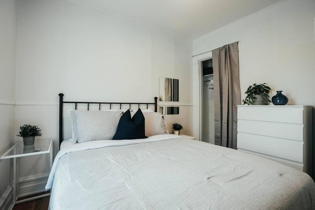 HRésidences Cozy Heritage St André Apt Mtl