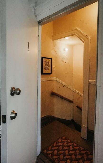 HRésidences Cozy Heritage St André Apt Mtl