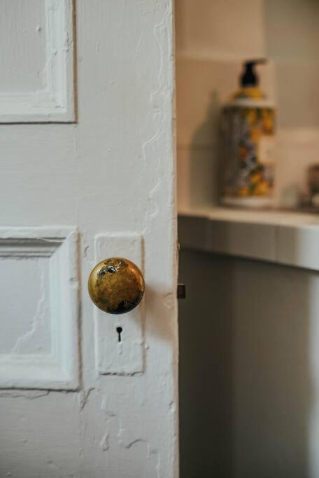 HRésidences Cozy Heritage St André Apt Mtl