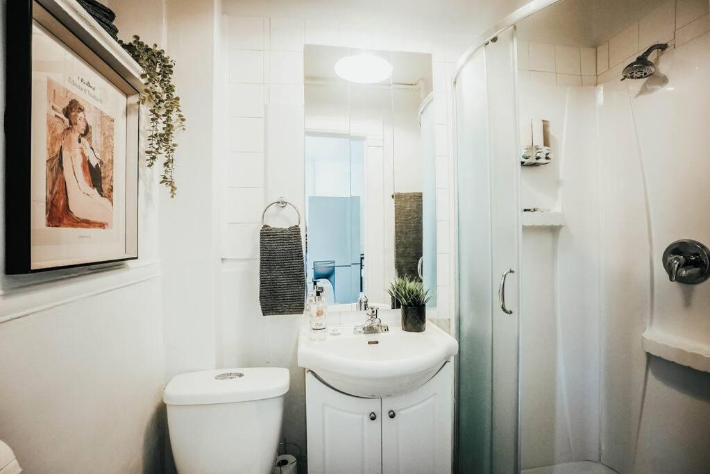 HRésidences Cozy Heritage St André Apt Mtl