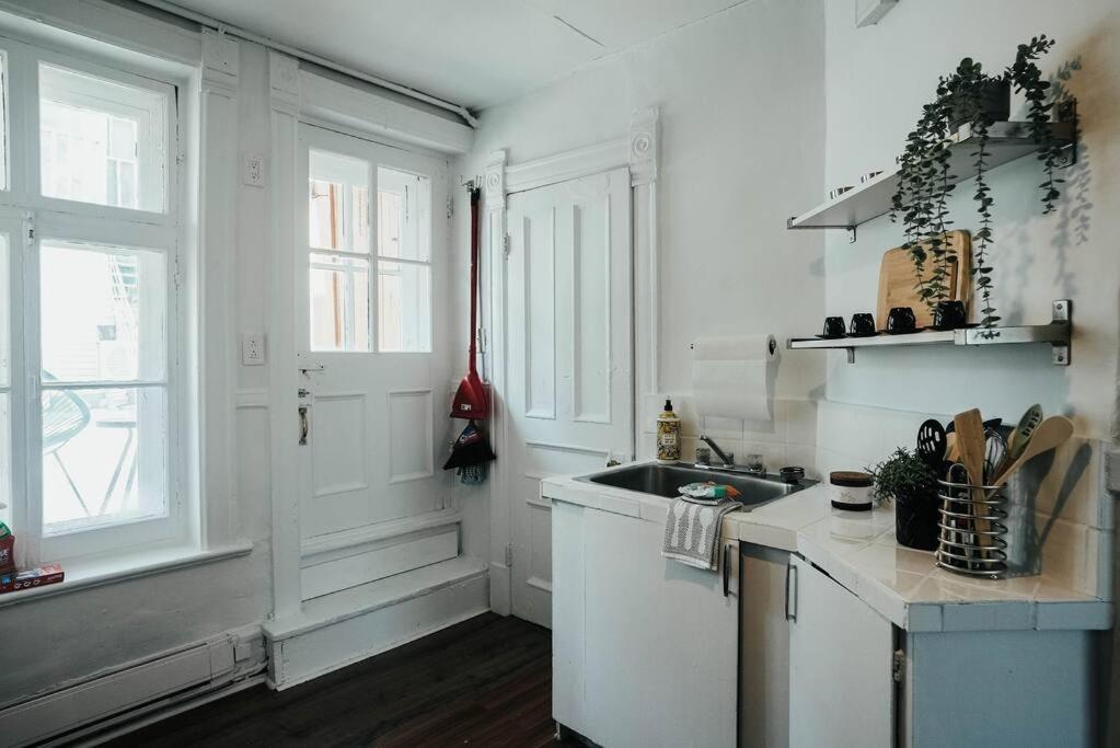 HRésidences Cozy Heritage St André Apt Mtl
