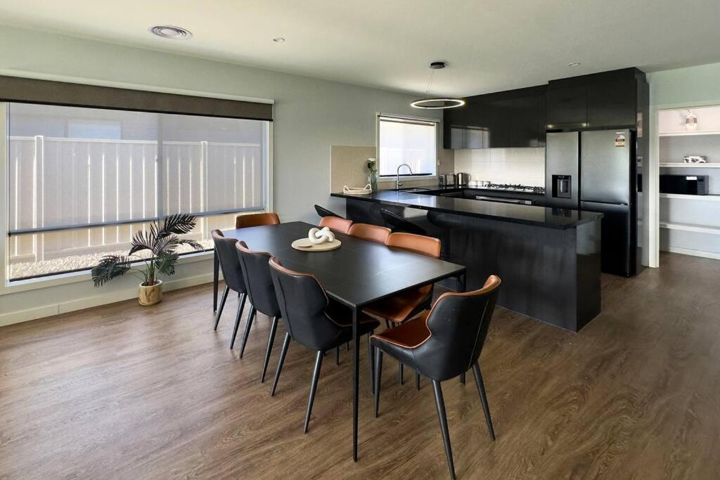Popular Luxury Villa Kialla Shepparton