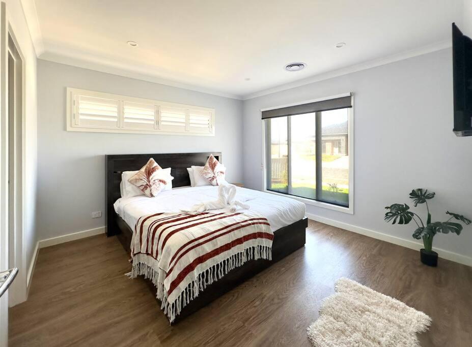 Popular Luxury Villa Kialla Shepparton