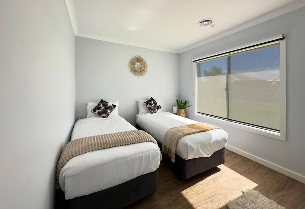 Popular Luxury Villa Kialla Shepparton