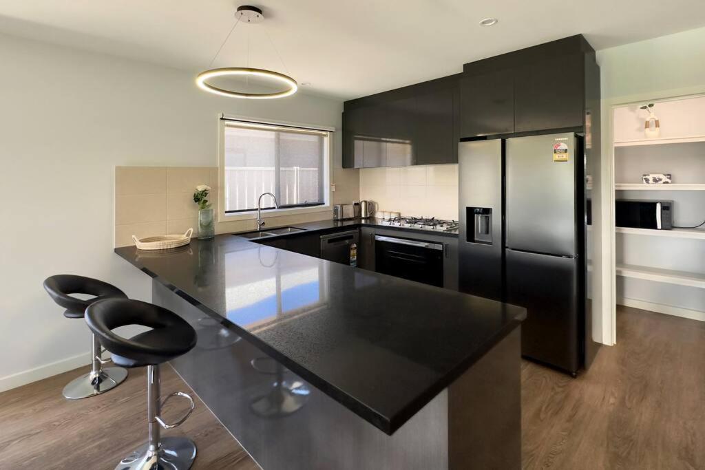 Popular Luxury Villa Kialla Shepparton