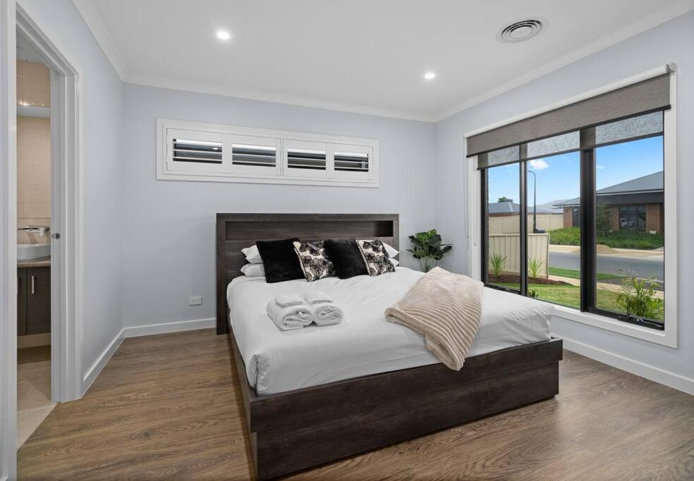 Popular Luxury Villa Kialla Shepparton