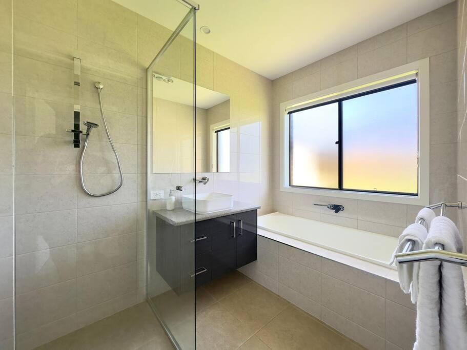 Popular Luxury Villa Kialla Shepparton