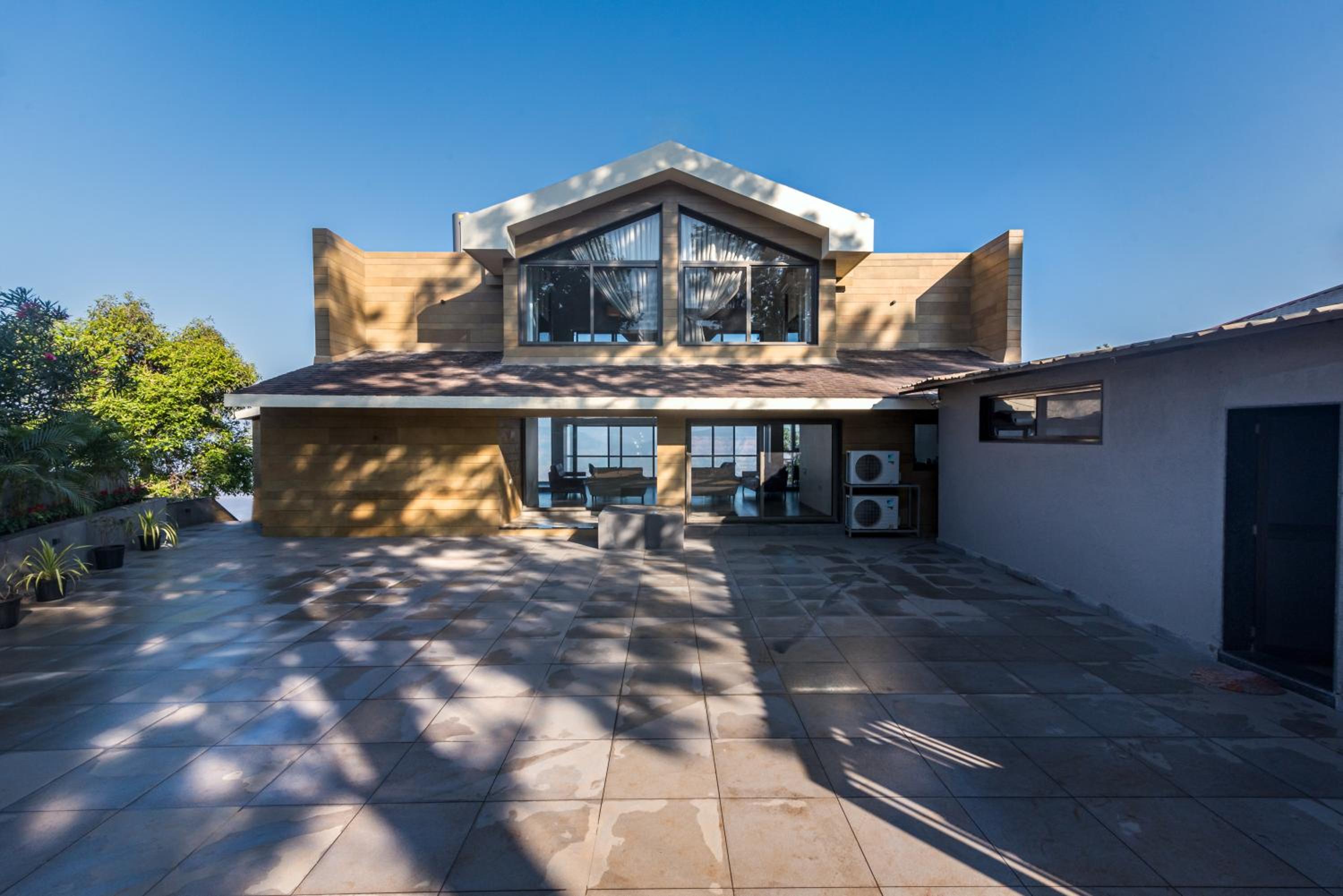 SaffronStays Mountain Rizz - 5BR veg-only villa with infinity pool & valley views