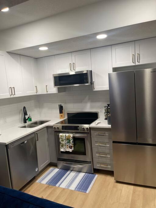 Stylish 2 Bedroom suite in SW Edmonton close to Windermere and Edmonton International Airport