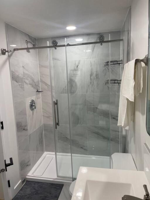 Stylish 2 Bedroom suite in SW Edmonton close to Windermere and Edmonton International Airport