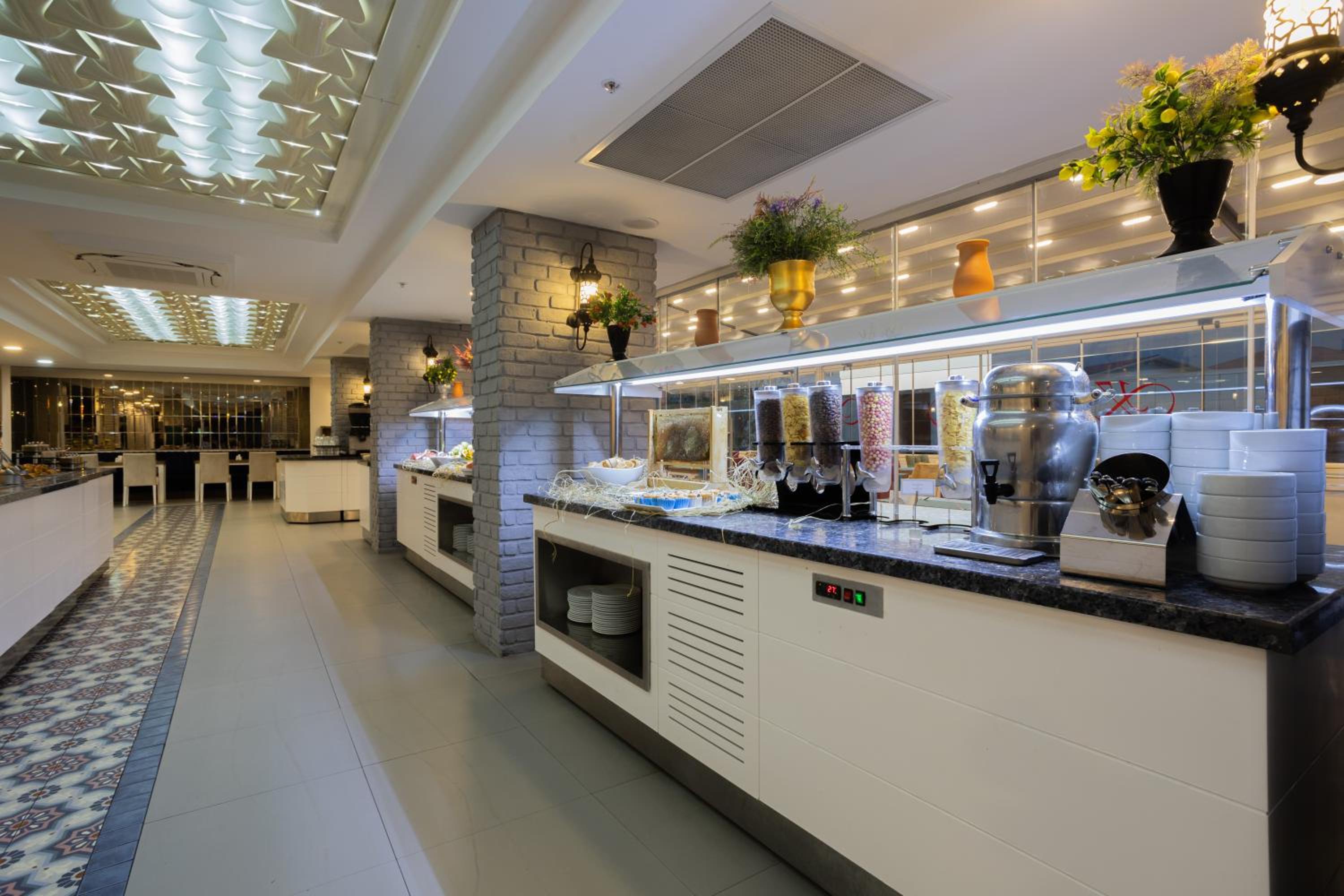 Best Western Plus Khan Hotel - Image 36