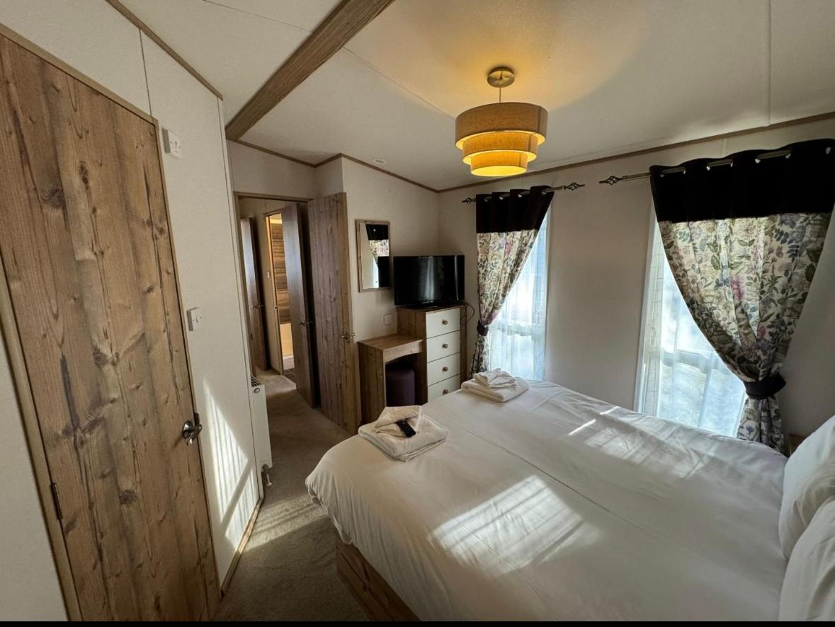 43 Anglers Acre, Tattershall Lakes view 5