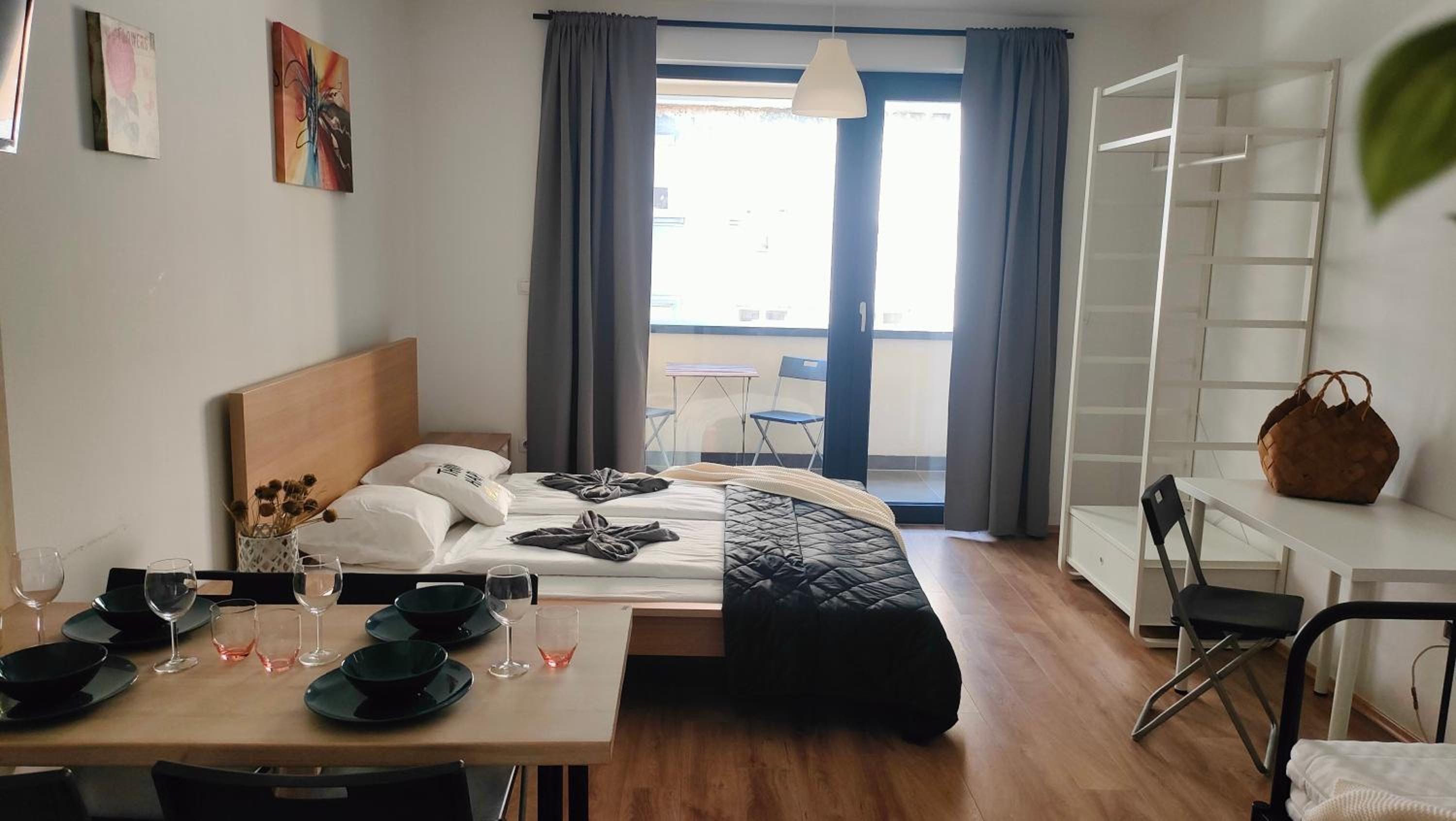 Cozy Studios near New York Cafe with Balcony, Parking, AC view 4