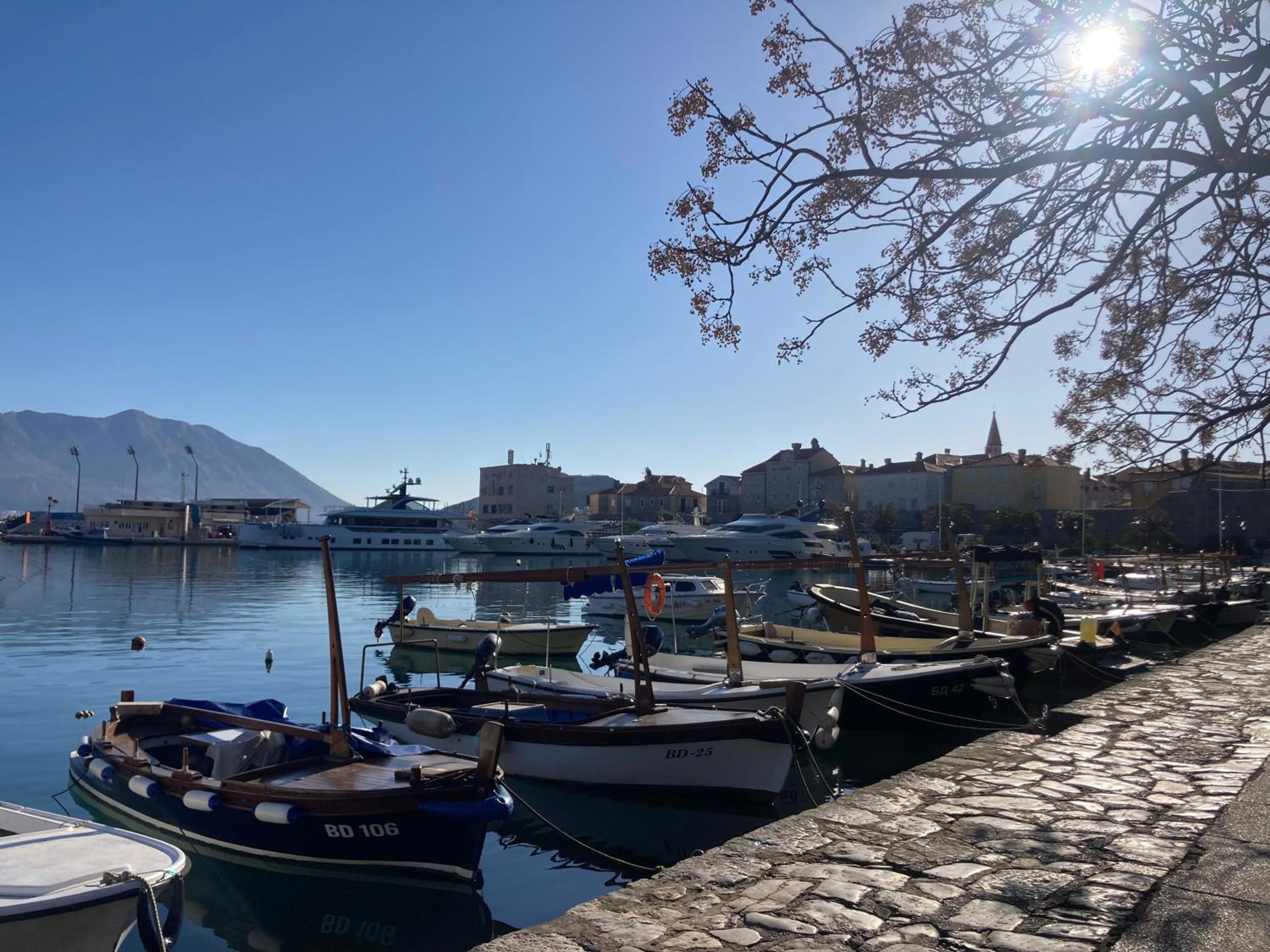 Plaža Stari Grad Budva pjena od mora Beach Apartman
