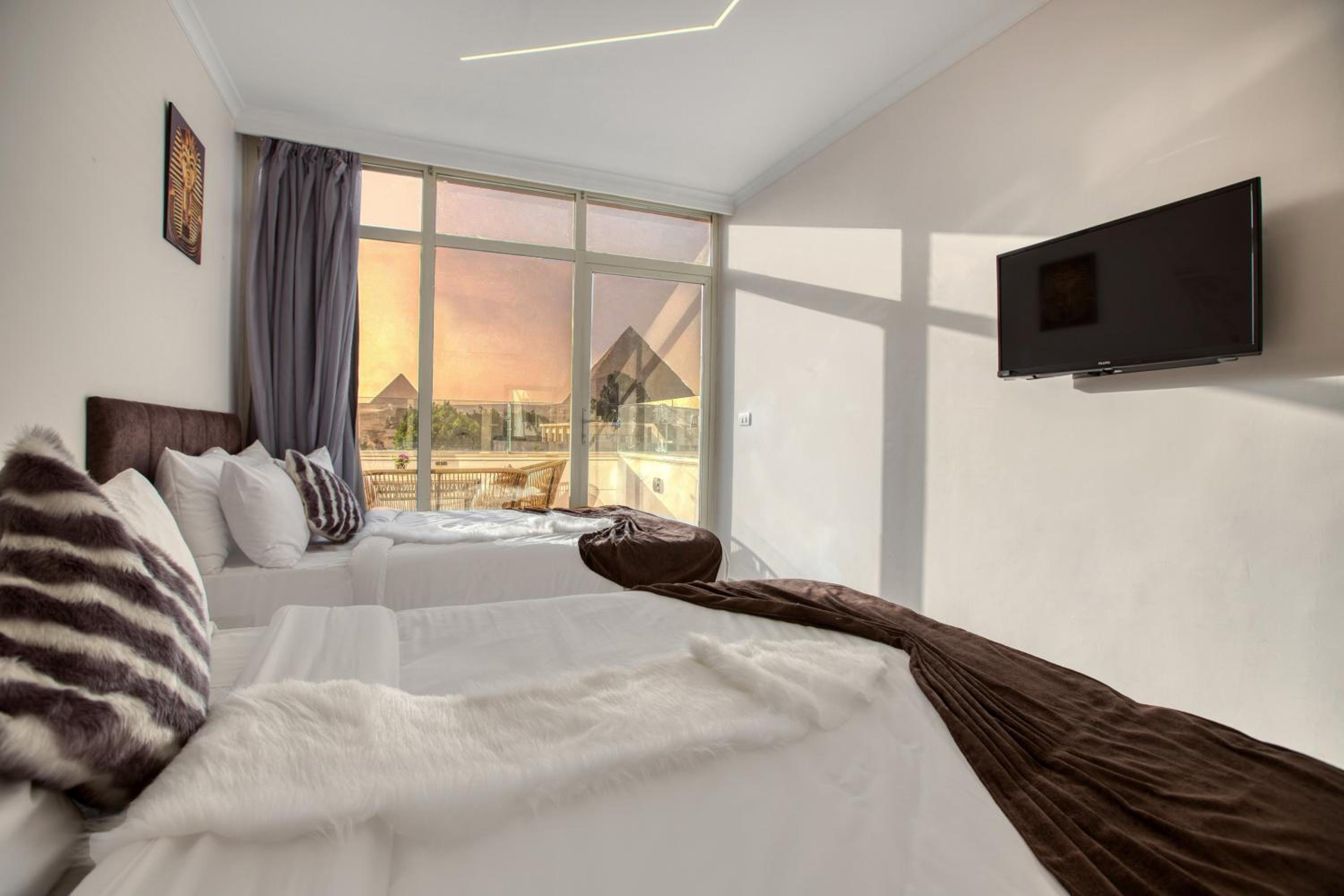 Tree Lounge Pyramids View INN , Sphinx Giza