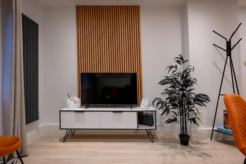 Modern 2 Bed Split Level Maisonette with Parking