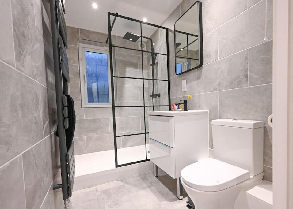 Modern 2 Bed Split Level Maisonette with Parking