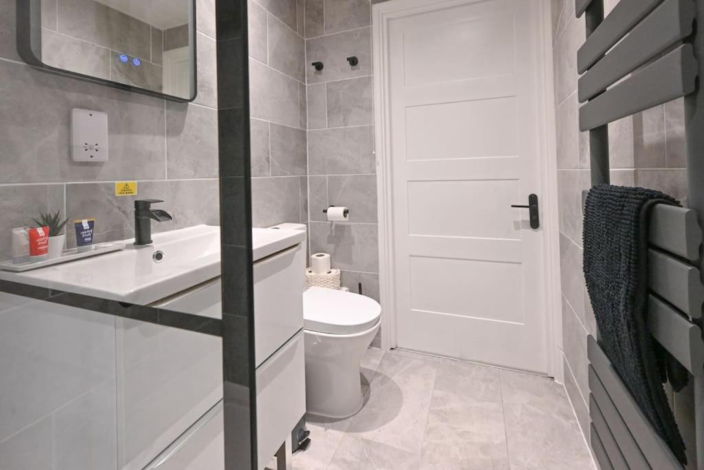 Modern 2 Bed Split Level Maisonette with Parking