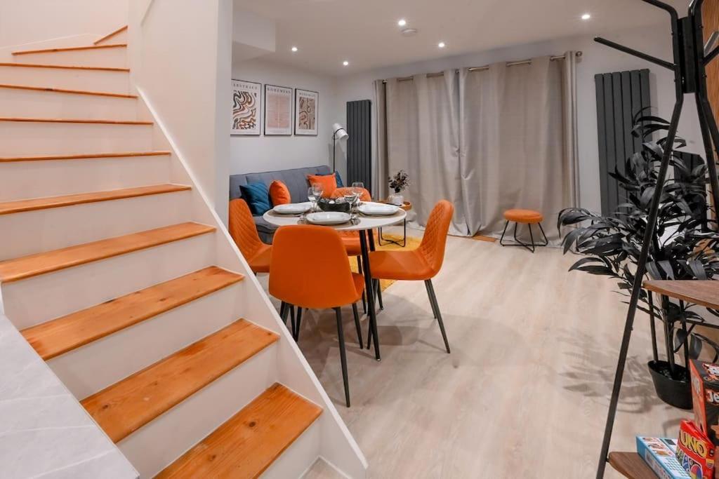 Modern 2 Bed Split Level Maisonette with Parking