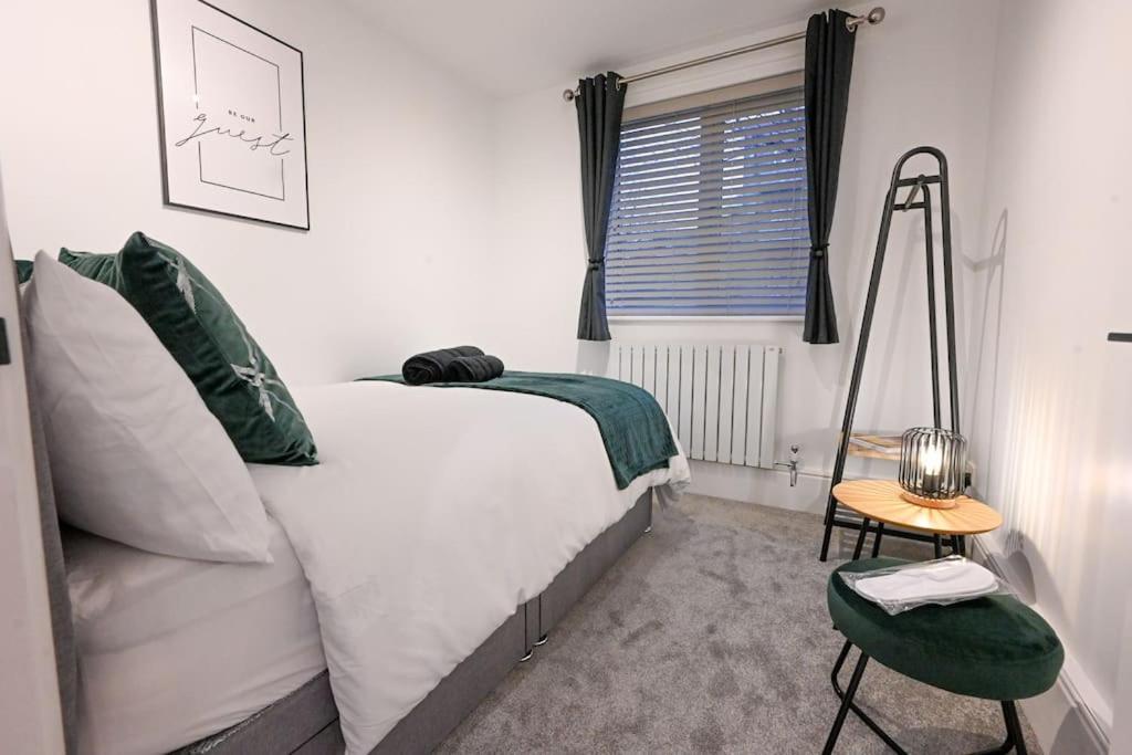 Modern 2 Bed Split Level Maisonette with Parking