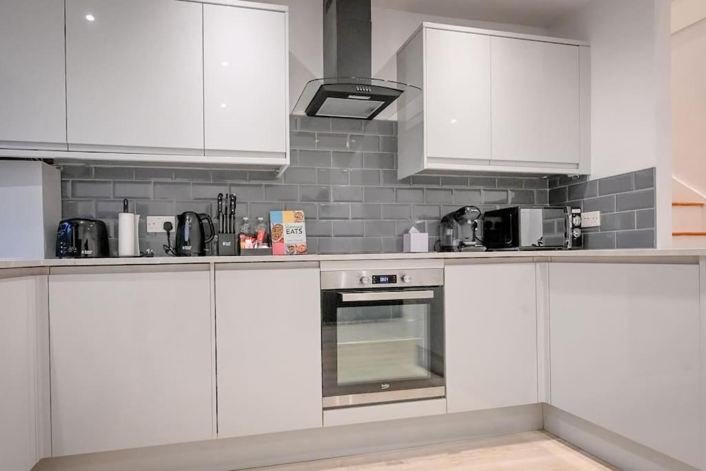 Modern 2 Bed Split Level Maisonette with Parking