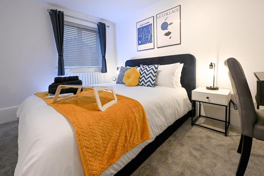 Modern 2 Bed Split Level Maisonette with Parking