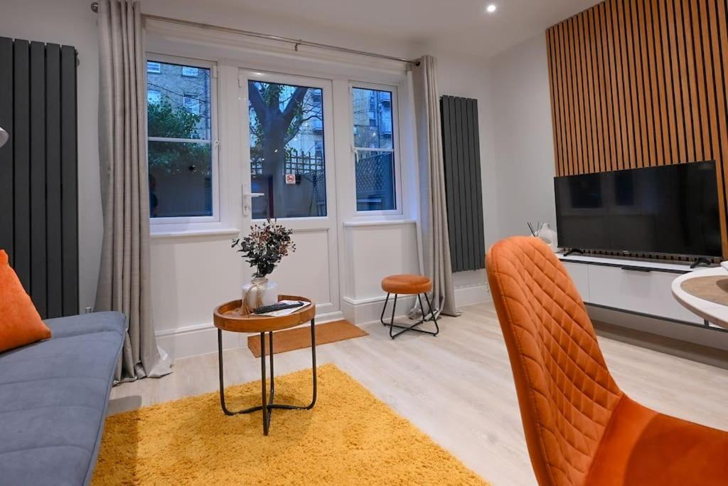 Modern 2 Bed Split Level Maisonette with Parking