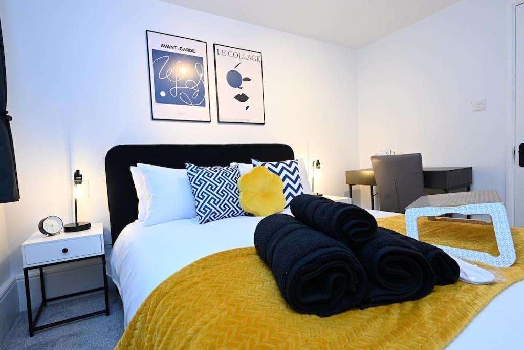 Modern 2 Bed Split Level Maisonette with Parking