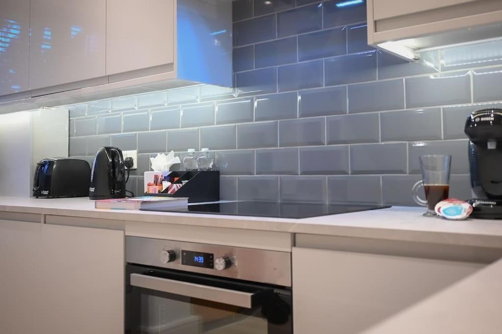 Modern 2 Bed Split Level Maisonette with Parking
