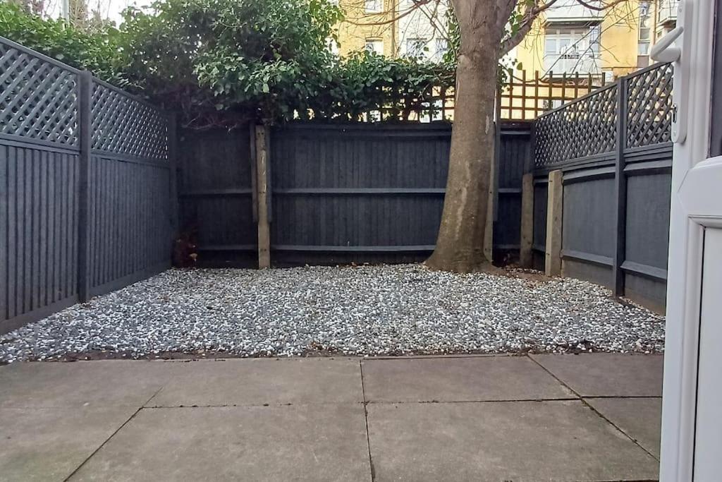 Modern 2 Bed Split Level Maisonette with Parking