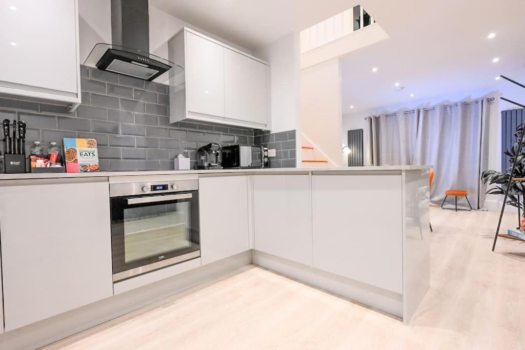 Modern 2 Bed Split Level Maisonette with Parking