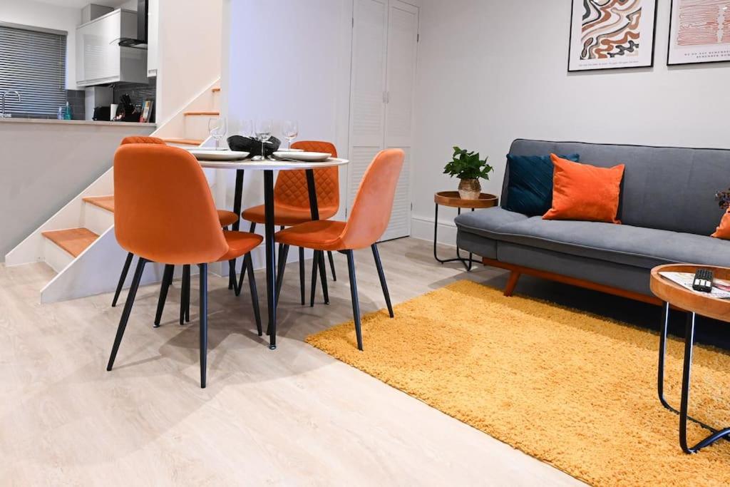 Modern 2 Bed Split Level Maisonette with Parking