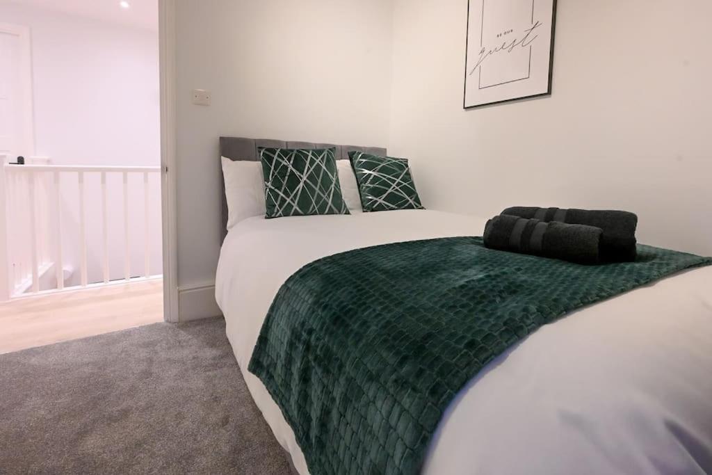 Modern 2 Bed Split Level Maisonette with Parking