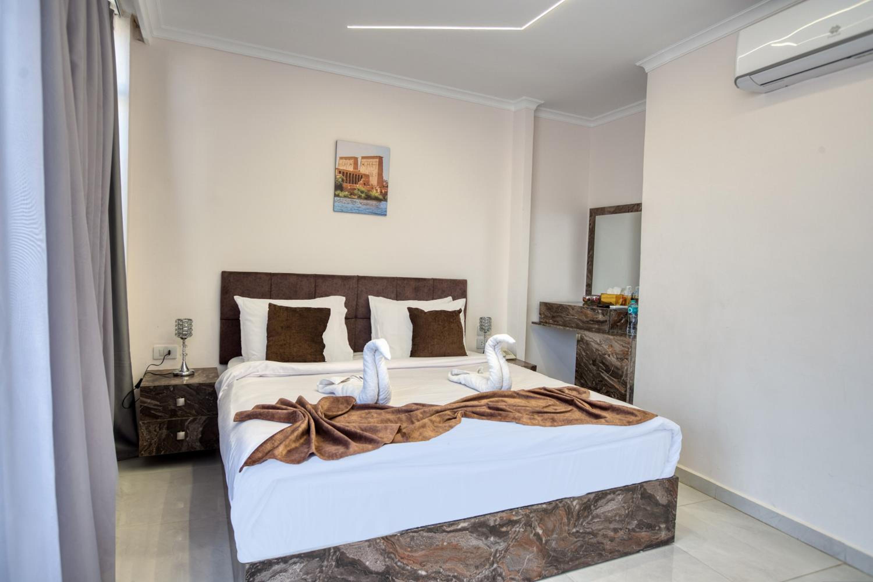 Tree Lounge Pyramids View INN , Sphinx Giza
