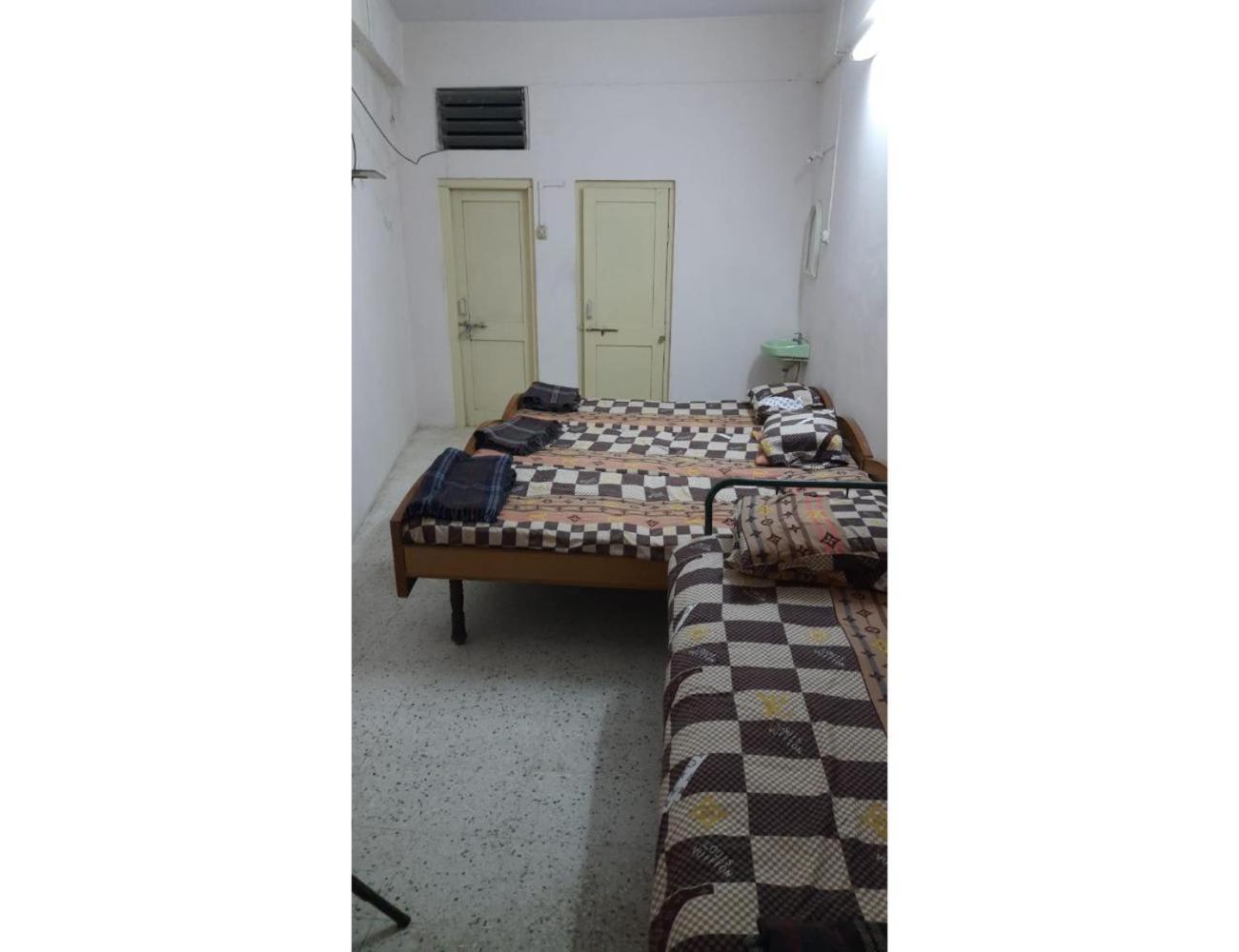 Hotel Jolly Guest House , Gujrat view 3