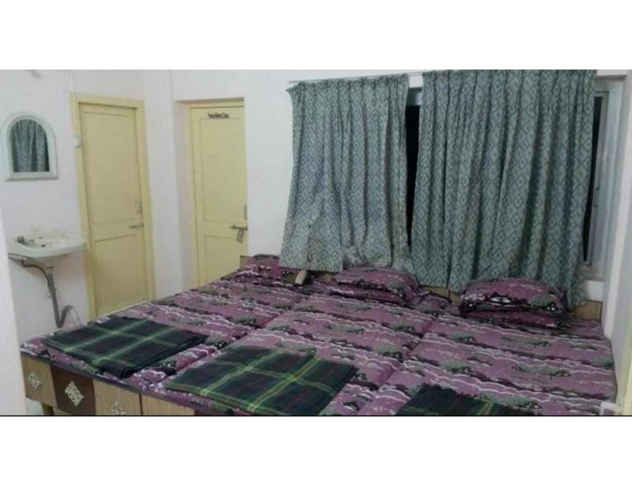 Hotel Jolly Guest House , Gujrat view 4