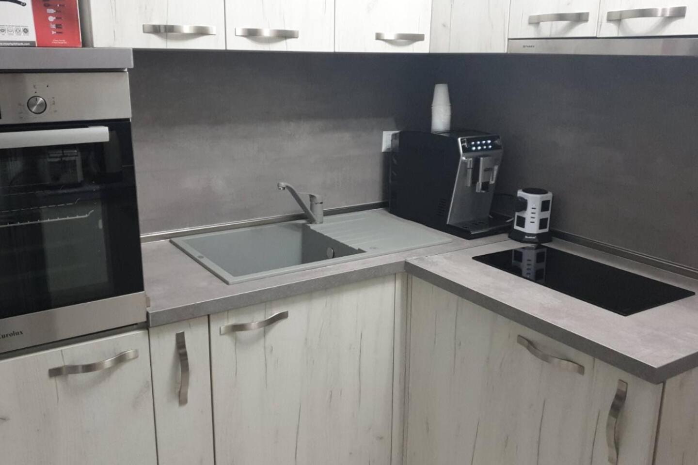 2-Bed - Sleeps 4 - with Parking view 5